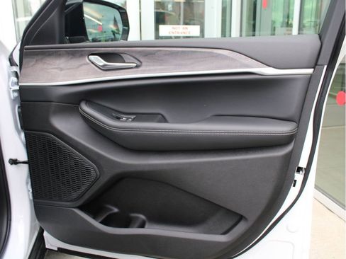 New 2025 Jeep Grand Cherokee Limited w/ Luxury Tech Group II image 28