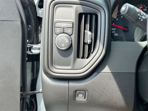 New 2025 Chevrolet Silverado 1500 Custom image 18