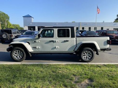 Used 2023 Jeep Gladiator Sport AWD/4WD image 4