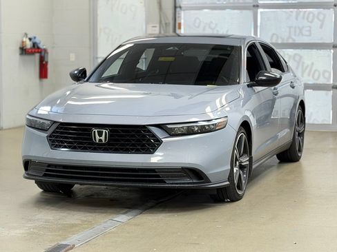 Used 2025 Honda Accord Sport image 3