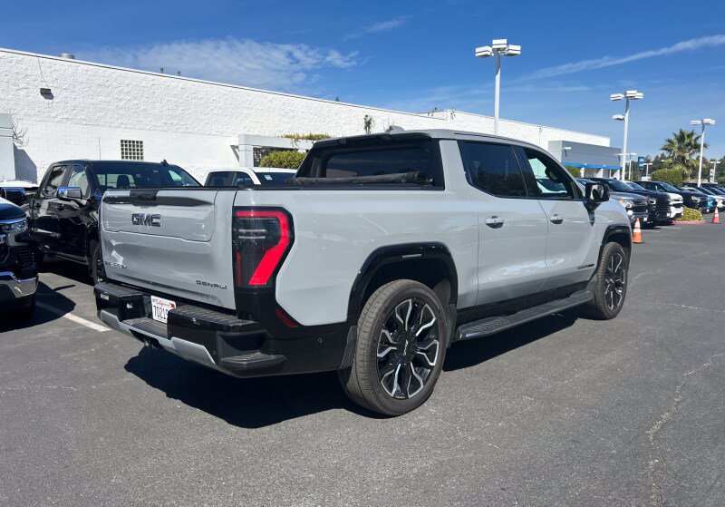 Used 2024 GMC Sierra EV Denali AWD/4WD image 4