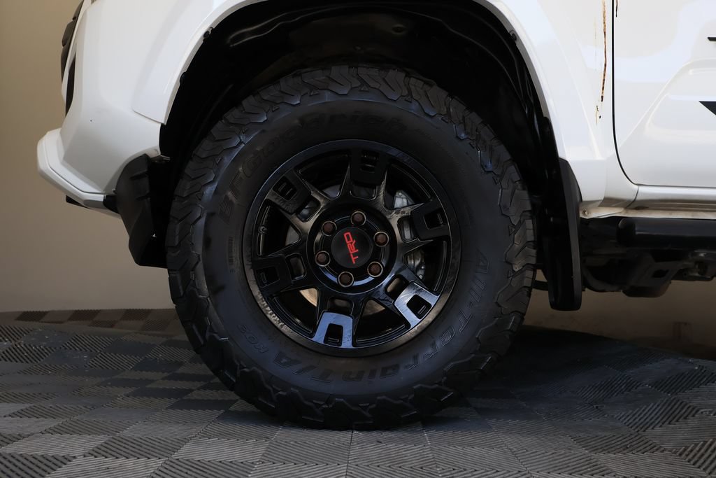 Used 2016 Toyota Tacoma TRD Sport AWD/4WD image 9