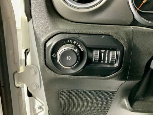 Used 2018 Jeep Wrangler Unlimited Sahara AWD/4WD image 22