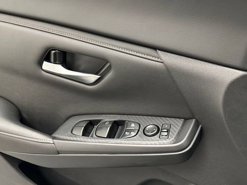 Used 2024 Nissan Sentra SV FWD image 19