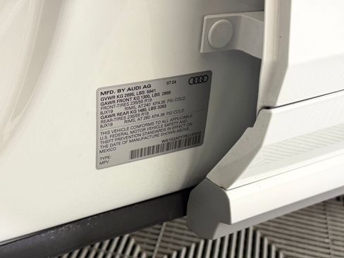 Used 2024 Audi Q5 e Premium w/ Convenience Package image 21