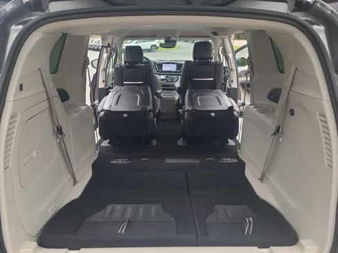 Used 2023 Chrysler Pacifica Touring-L w/ Uconnect Theater Family Group FWD image 9