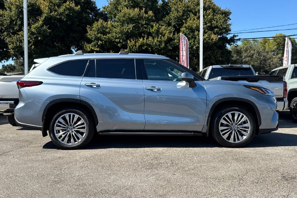 Used 2023 Toyota Highlander Platinum AWD/4WD image 2