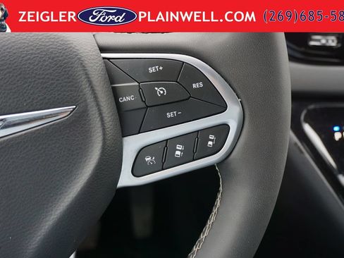 Used 2025 Chrysler Pacifica Select FWD image 26