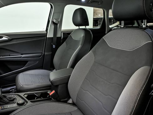 Used 2025 Volkswagen Taos SE image 13