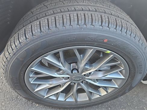 New 2025 Jeep Grand Cherokee Summit image 4