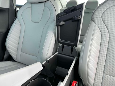 Used 2025 Hyundai Elantra Limited FWD image 19
