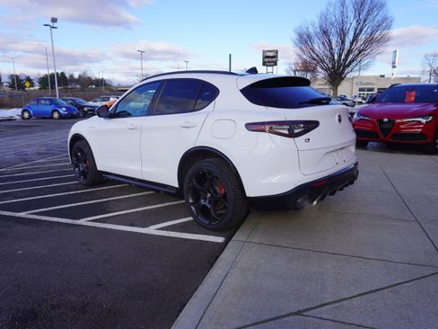 Used 2024 Alfa Romeo Stelvio Veloce image 8