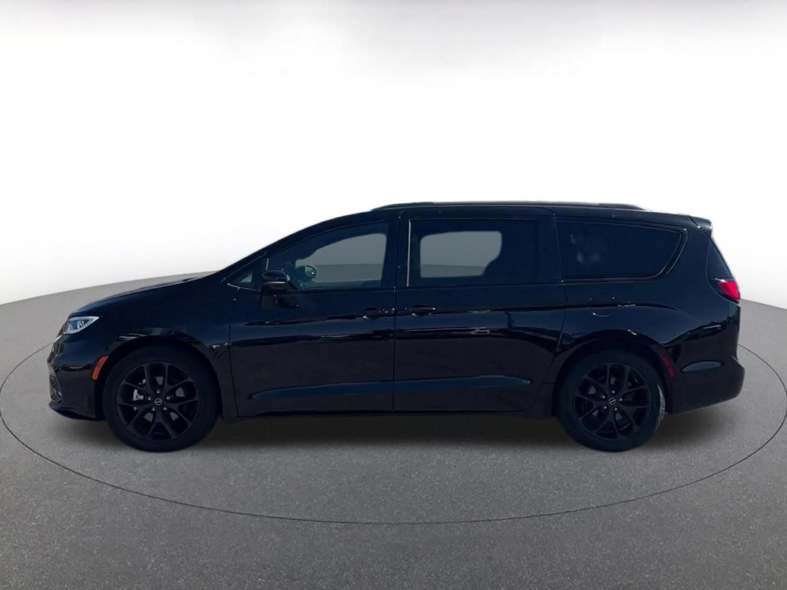 Used 2025 Chrysler Pacifica Limited FWD image 8