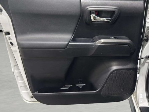 Used 2019 Toyota Tacoma SR5 AWD/4WD image 15