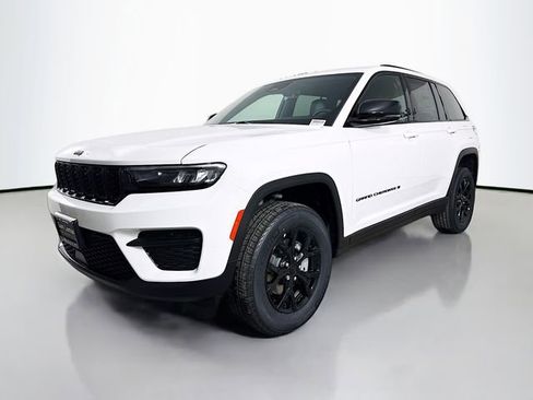 New 2025 Jeep Grand Cherokee Altitude image 3