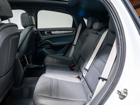 Used 2023 Porsche Cayenne Platinum Edition image 32
