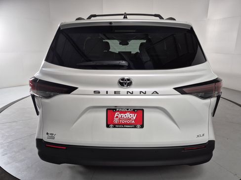 New 2026 Toyota Sienna XLE image 4
