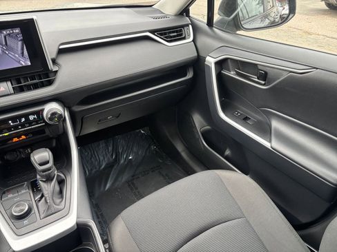 Used 2025 Toyota RAV4 LE image 31