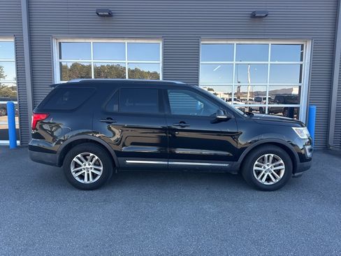 Used 2017 Ford Explorer XLT w/ Equipment Group 202A image 4