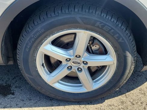 Used 2016 Ford Explorer XLT w/ Equipment Group 202A AWD/4WD image 9