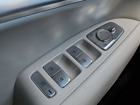 Used 2025 Genesis G70 2.5T image 12