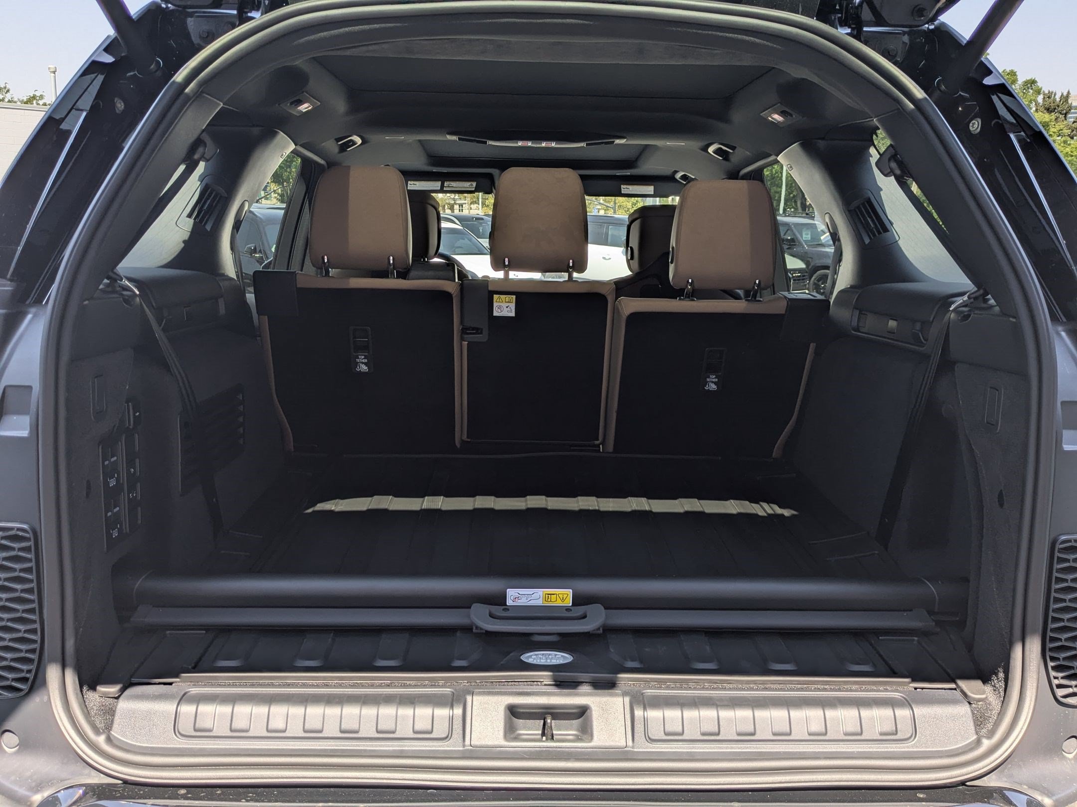 New 2026 Land Rover Discovery Limited Edition AWD/4WD image 32
