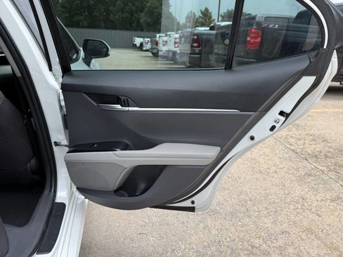 Used 2018 Toyota Camry FWD image 16