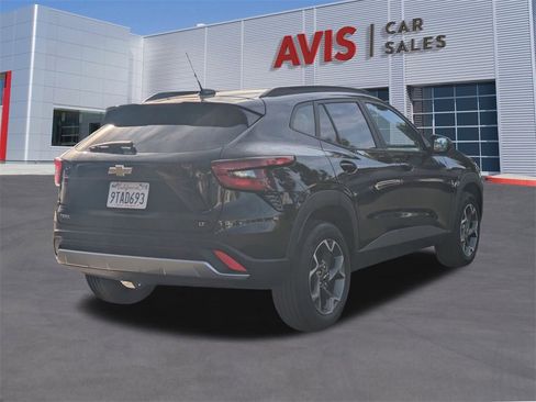 Used 2025 Chevrolet Trax LT w/ LT Convenience Package image 6