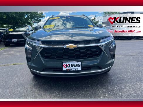 Used 2025 Chevrolet Trax LT FWD image 14