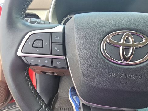 Used 2022 Toyota Highlander XLE AWD/4WD image 11