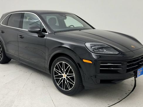 Used 2025 Porsche Cayenne AWD/4WD image 1