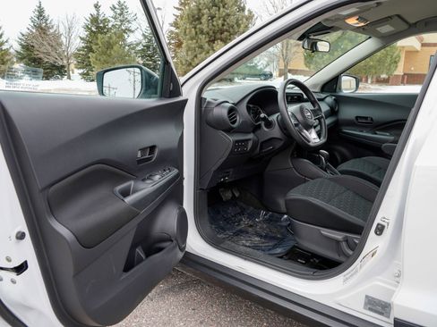 Used 2022 Nissan Kicks S image 10