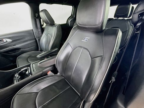 Used 2025 Chrysler Pacifica Limited FWD image 11