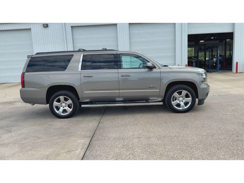 Used 2019 Chevrolet Suburban LT w/ LT Signature Package image 9