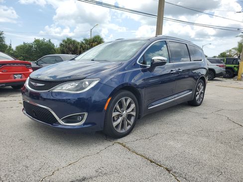Used 2019 Chrysler Pacifica Limited w/ Tire & Wheel Group FWD image 2
