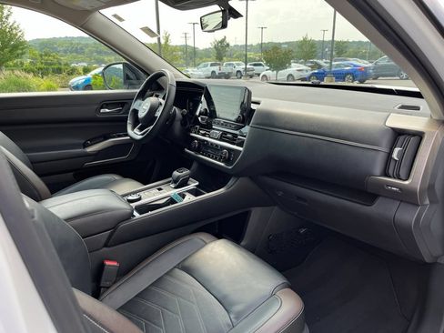 Used 2024 Nissan Pathfinder Platinum AWD/4WD image 33