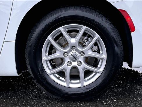 Used 2024 Chrysler Pacifica Touring-L image 35