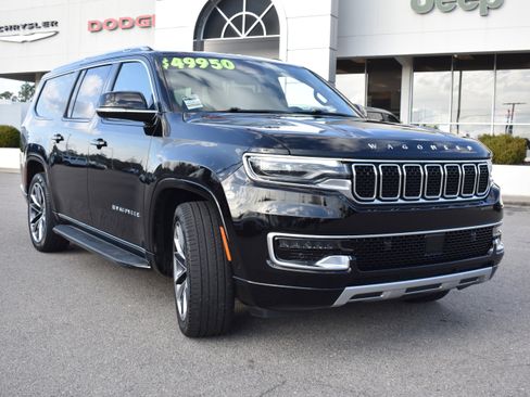 Used 2024 Jeep Wagoneer L Series II w/ Premium Group I image 3