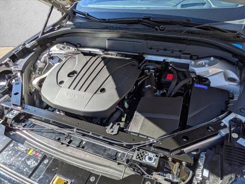 Used 2022 Volvo XC60 B5 R-Design w/ Advanced Package image 23