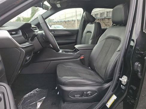 New 2025 Jeep Grand Cherokee Altitude image 10