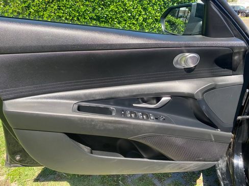 Used 2023 Hyundai Elantra SE w/ Preferred Accessory Package FWD image 13