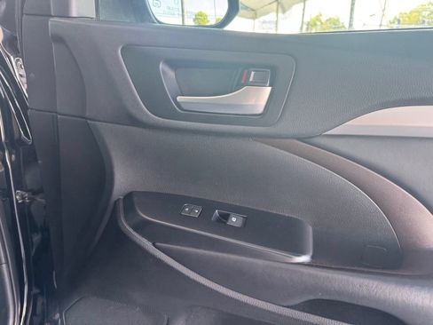 Used 2019 Toyota Highlander XLE FWD image 16