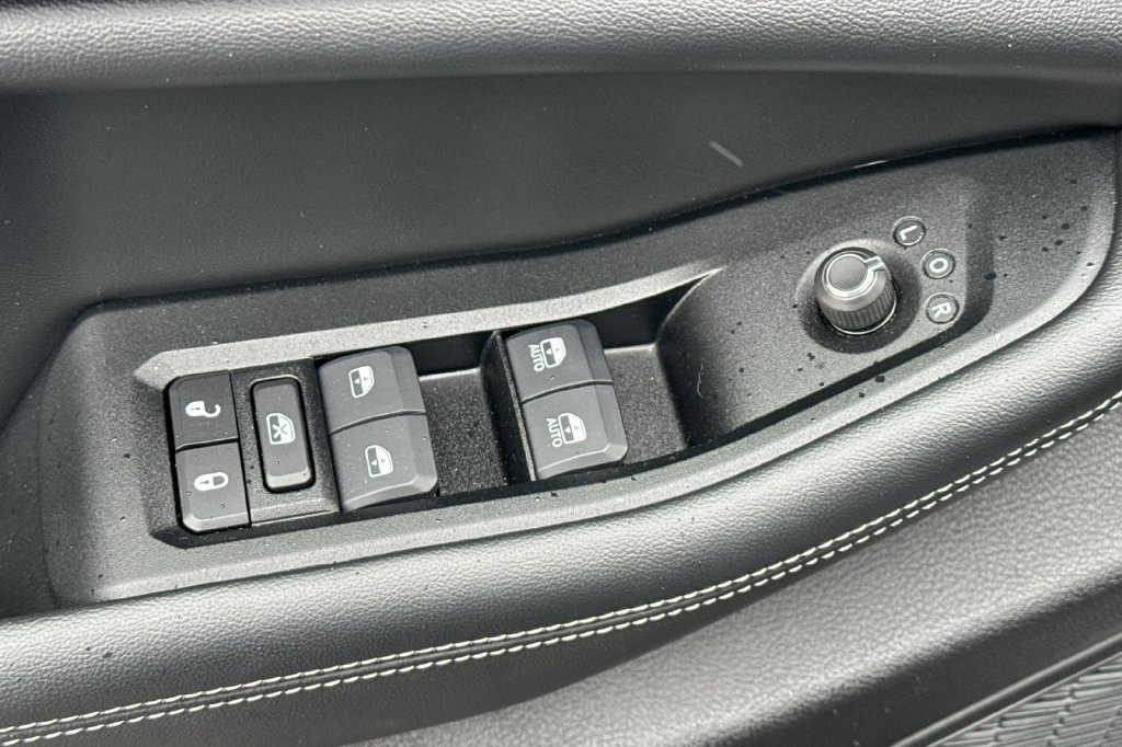 Used 2024 Jeep Grand Cherokee L Altitude RWD image 14