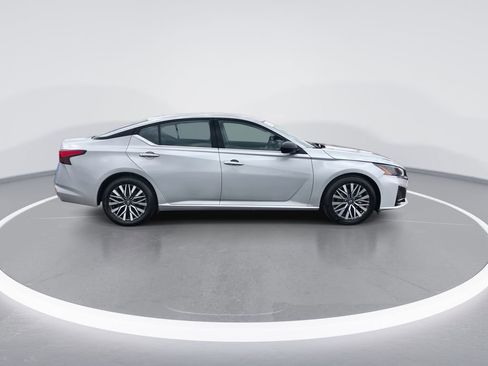 Used 2024 Nissan Altima 2.5 SV image 9