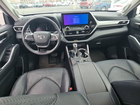 Used 2023 Toyota Highlander Platinum image 8