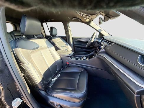 Used 2024 Jeep Grand Cherokee Limited image 17