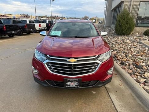 Used 2018 Chevrolet Equinox Premier image 2