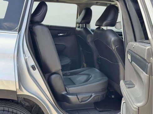 Used 2021 Toyota Highlander XLE AWD/4WD image 50
