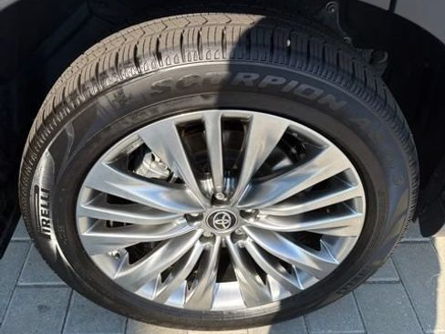 Used 2024 Toyota Highlander Platinum FWD image 19