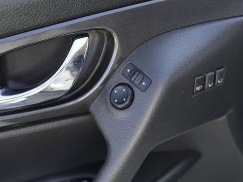 Used 2018 Nissan Rogue SV w/ Premium Package image 20